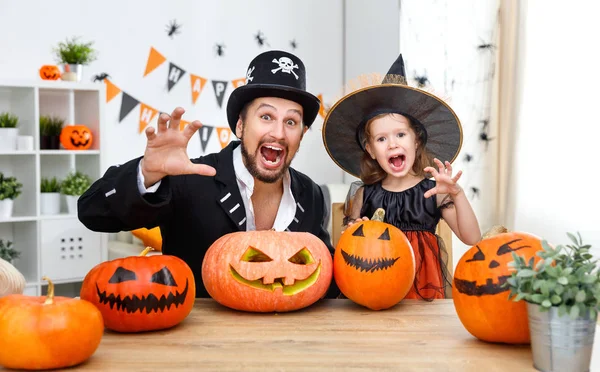 Família feliz pai e filha criança em trajes para hallowe — Fotografia de Stock