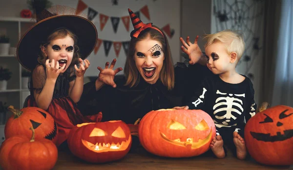 Familia madre e hijos en trajes y maquillaje a halloween w — Foto de Stock