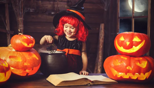 Dia das Bruxas. pequena bruxa evoca com livro de feitiços, magos — Fotografia de Stock