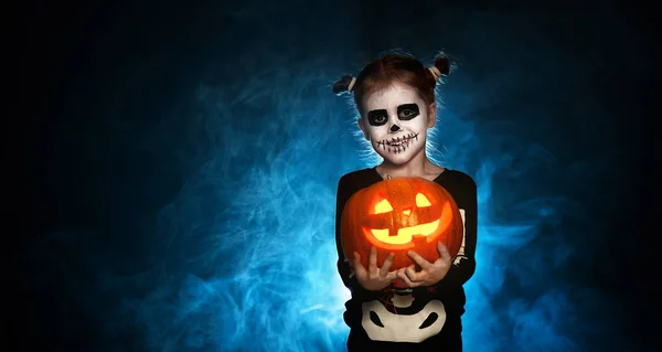 Esqueleto mágico com abóbora. menina no traje para hallowee — Fotografia de Stock