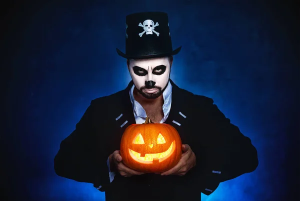 Halloween. esqueleto mágico con calabaza. hombre en maquillaje y costo — Foto de Stock