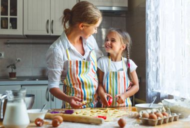 Mutlu aile anne ve kızı kitche yoğurma hamur fırında