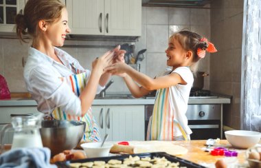 Mutlu aile anne ve kızı kitche yoğurma hamur fırında