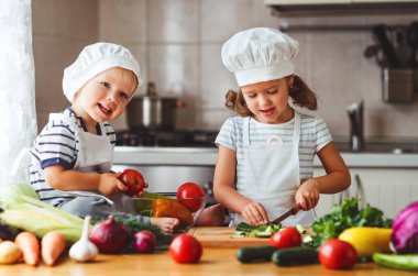 Sağlıklı beslenme. Mutlu çocuk hazırlar kitc sebze salatası