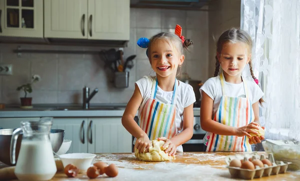 Irmãs felizes crianças meninas assar biscoitos, amassar massa, jogar sagacidade — Fotografia de Stock