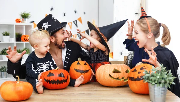 Lyckliga familjen mamma, Pappa och barn i kostymer på Hallow — Stockfoto