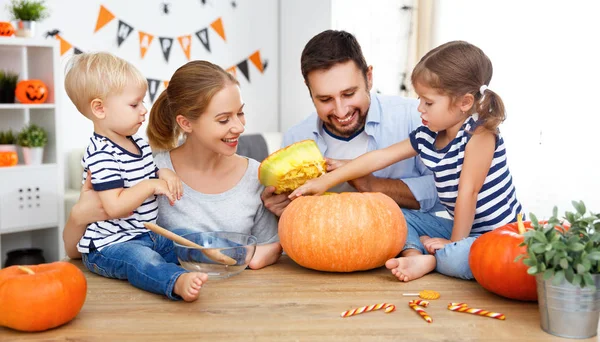 Feliz familia madre padre e hijos cortar la calabaza para santificar — Foto de Stock