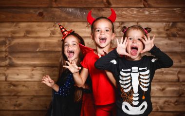 tatil Cadılar Bayramı. Karnaval kostümleri komik grubu çocuklarda 