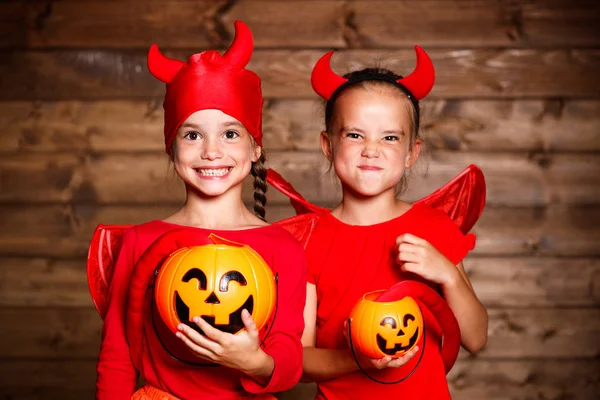 Holiday halloween. Funny funny siostry bliźniaczki dzieci w carniva — Zdjęcie stockowe