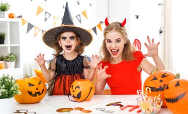 mutlu aile anne ve çocuk kızı hallowe için kostümleri