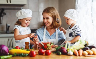 Sağlıklı beslenme. Mutlu aile anne ve çocuğu hazırlar sebze
