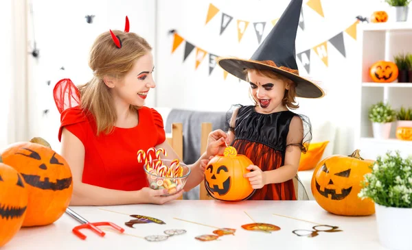 Mutlu aile anne ve çocuk kızı hallowe için kostümleri — Stok fotoğraf