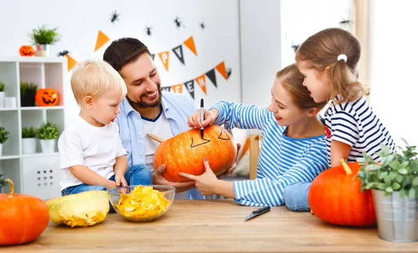 Mutlu aile anne baba ve çocuk kabak hallow için kesmek — Stok fotoğraf