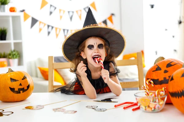 Fröhliches Kindermädchen im Hexenkostüm zu Halloween — Stockfoto