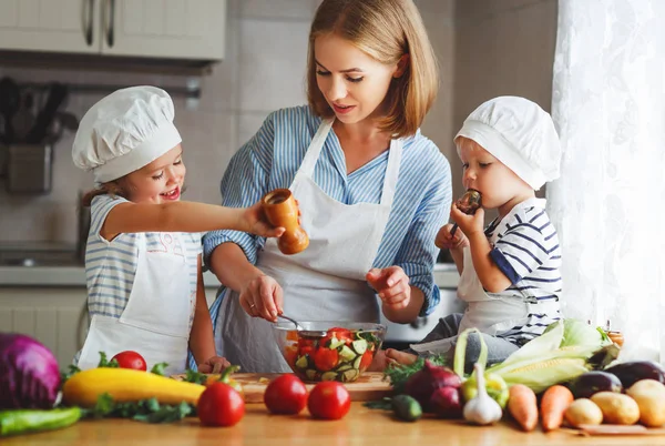 健康的饮食。快乐家庭的母亲和孩子准备蔬菜 — 图库照片