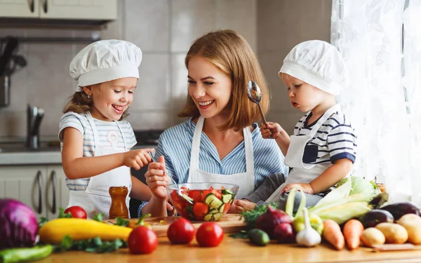 Gezond eten. Gelukkige familie moeder en kinderen bereidt veg — Stockfoto