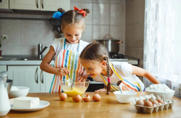 Siostry szczęśliwy dzieci dziewczyny piec ciasteczka, Zagnieść ciasto, grać dowcip — Zdjęcie stockowe