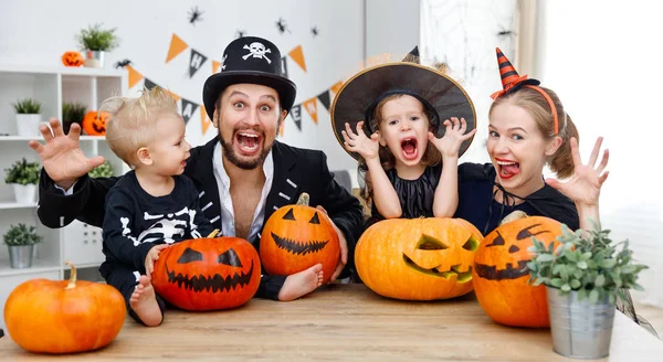 Boldog család anya apa és a gyerekek a Halloween jelmez — Stock Fotó
