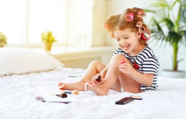 Pedikür boyalar saç curlers kızla mutlu komik çocuk mu