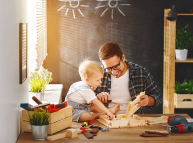 Baba ve oğul marangozluk worksho Ahşap oyma