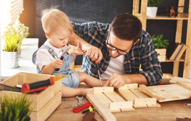 Baba ve oğul marangozluk worksho Ahşap oyma