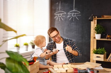 Baba ve yürümeye başlayan çocuk evlat marangozluk worksho Ahşap oyma