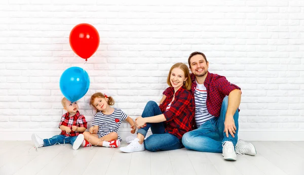 Šťastná rodina s balónky. matka, otec, syn, Dcera na wh — Stock fotografie