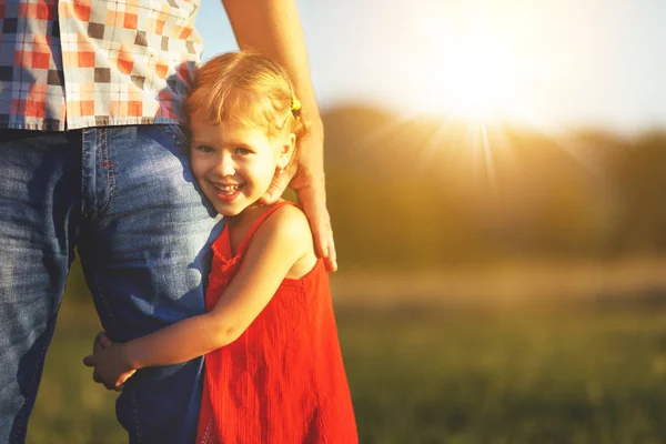 Dia do pai. Menina criança abraçando pai na natureza ao pôr do sol — Fotografia de Stock