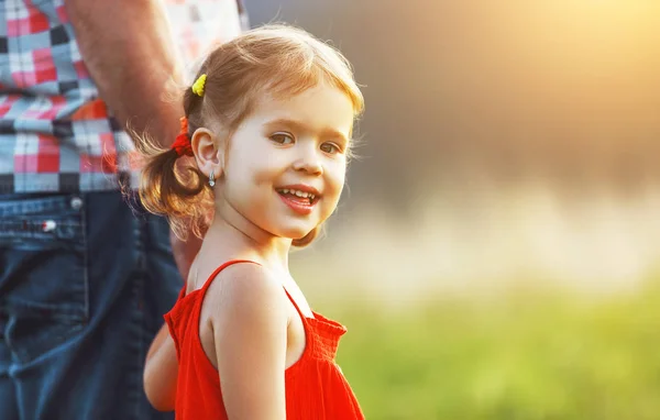 Father's day. Child girl hugging father in nature at sunset — Stock Photo, Image