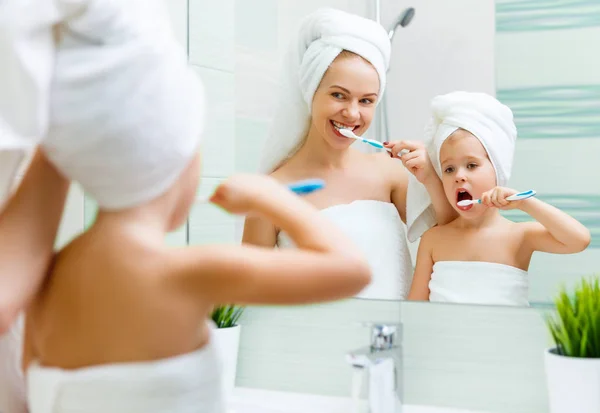 Mère et fille se brossent les dents avec une brosse à dents — Photo