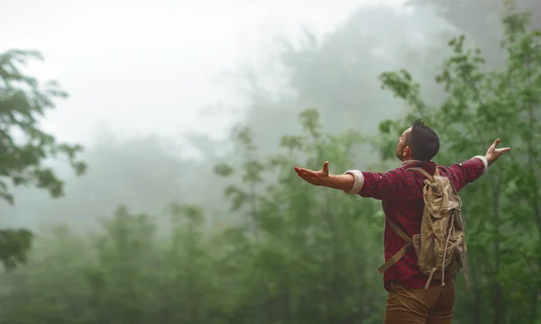 Чоловічий турист на вершині гори в тумані восени — стокове фото