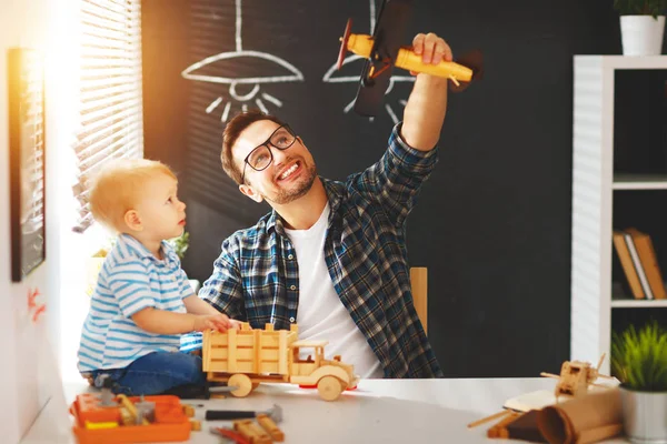 Vater und Sohn basteln ein Auto aus Holz und spielen — Stockfoto