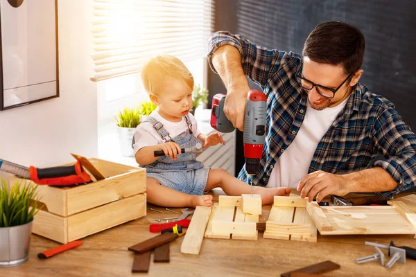 Padre e hijo tallados en madera en taller de carpintería — Foto de Stock