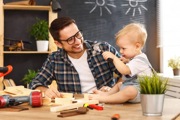 Far och son snidade i trä i snickeri worksho — Stockfoto