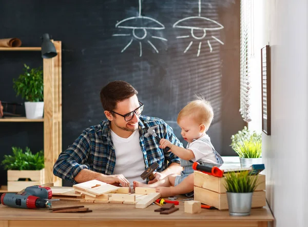 Far och son snidade i trä i snickeri worksho — Stockfoto