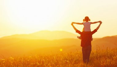 Mutlu aile anne ve çocuk kızı sırtında summe çayır