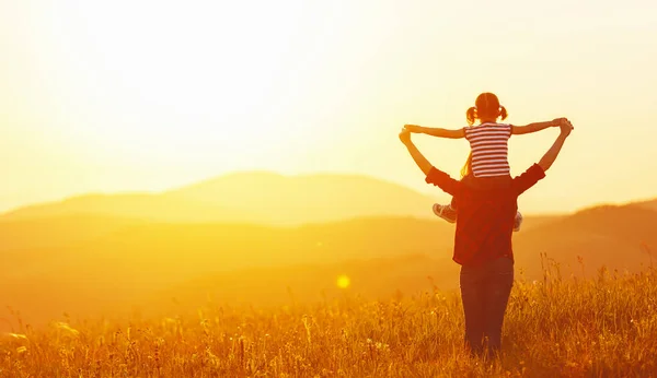 Glückliche Familienmutter mit Kind auf Wiese in Summen — Stockfoto