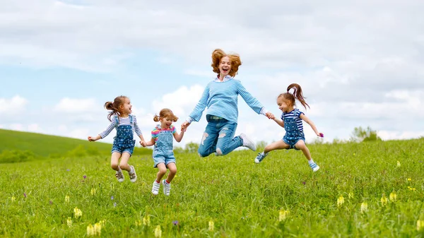 Feliz familia madre e hijos hijas niñas riendo y jum —  Fotos de Stock