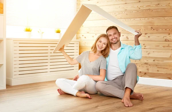 A hébergé une jeune famille. couple dans nouveau hom — Photo