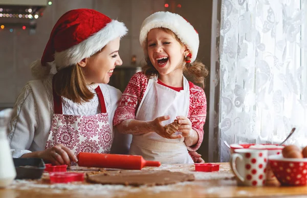 Щаслива родина випікає різдвяне печиво — стокове фото