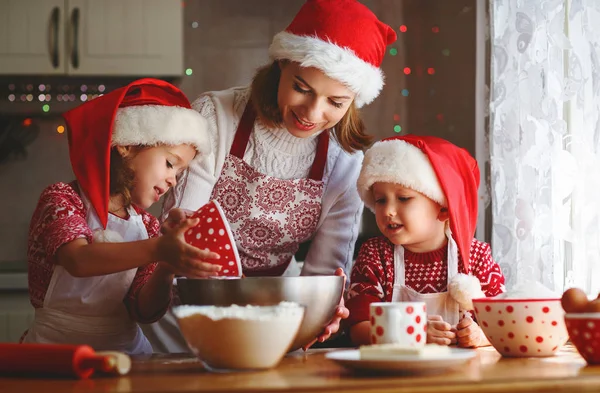 快乐家庭的母亲和儿童烤饼干的圣诞礼物 — 图库照片