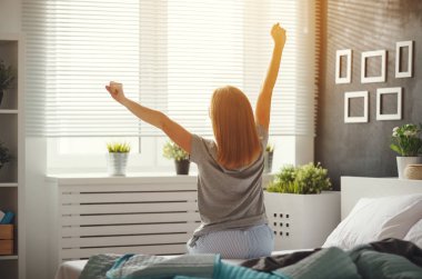 genç kadın sabah yatak odasında windo tarafından uyandım