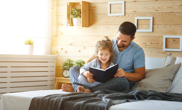 Boldog családi apa és lánya, olvasson könyvet kell — Stock Fotó