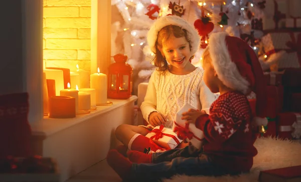 Niños felices con regalos de Navidad cerca del árbol de Navidad y f — Foto de Stock