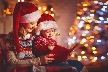 Noel arifesi. aile anne ve bebek okuma sihirli kitap evde