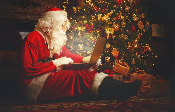 Jultomte med datorn innan jul — Stockfoto