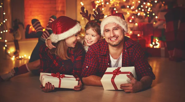 Vrolijk kerstfeest! gelukkig gezin vader moeder en kind met magie — Stockfoto