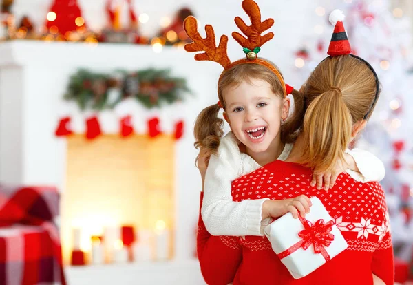 Lyckliga familjen mor och dotter att ge julklapp — Stockfoto