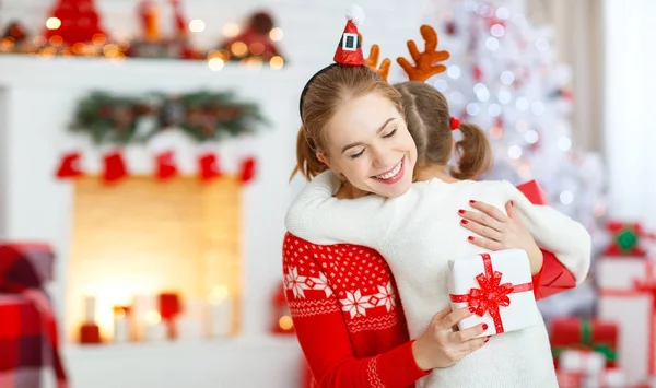 Feliz familia madre e hija dando regalo de Navidad —  Fotos de Stock