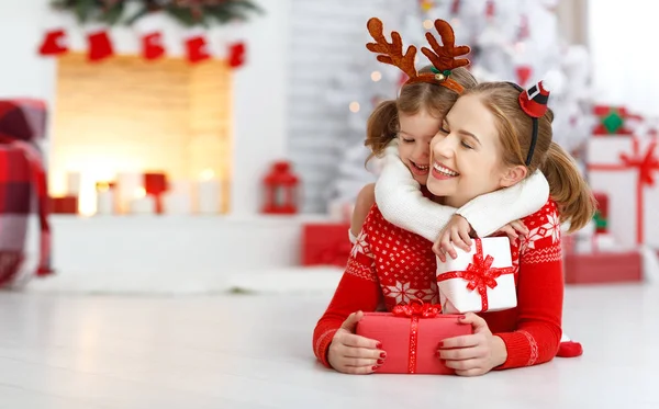 Feliz familia madre e hija dando regalo de Navidad — Foto de Stock